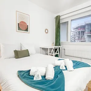 Maison d'hôtes Homey La Coloc Brillant - Colocation De Gamme De 3 Uniques Et Privees / Proche Centre-ville Et Transports En Commun / Balcons / Wifi Gratuit, Annemasse