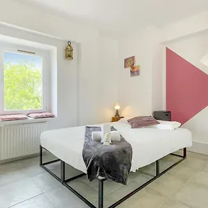 Maison d'hôtes La Coloc Choco - Belle Colocation En Hypercentre / 5 Privees / Salle De Bains Privative / Proche Gare Et Tram / Wifi Et Netflix, Annemasse